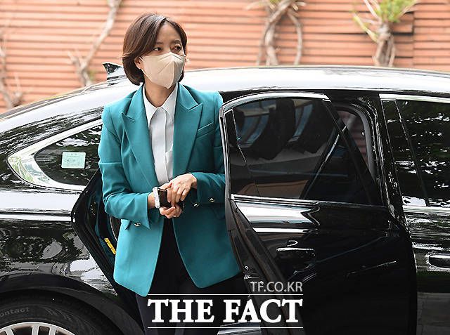 이영 중소벤처기업부 장관 후보자는 인사청문회 모두발언에서 "코로나19 장기화로 피해가 누적된 소상공인·자영업자의 온전한 손실보상을 지원하겠다"고 말했다. 사진은 지난달 24일 서울 종로구 통의동 대통령직인수위원회에 출근하고 있는 이 후보자의 모습. /이새롬 기자