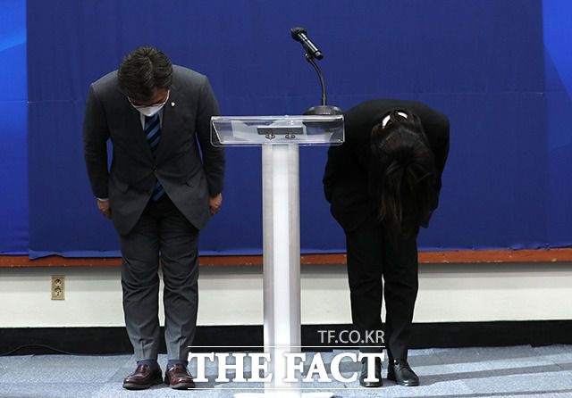 두 사람은 동시에 고개를 숙여 국민들을 향해 사과했다. /이선화 기자