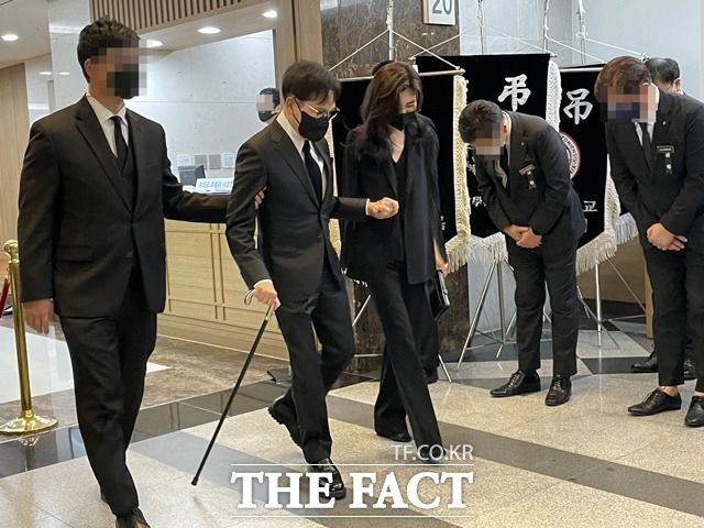 이부진 호텔신라 사장(오른쪽)이 이재현 CJ 회장을 부축하고 있다. /문수연 기자