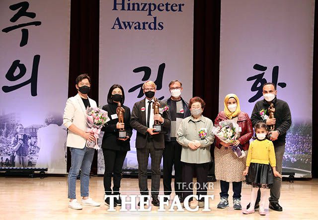 5·18기념재단과 한국영상기자협회는 제2회 <힌츠페터 국제보도상>국제공모를 시작한다고 밝혔다. 사진은 제1회 힌츠페터 국제보도상의 수상자들의 기념사진./5.18기념재단 제공