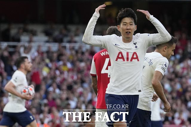 토트넘 손흥민이 지난해 9월 27일 아스널전 후반 34분 1-3 만회골을 터뜨린 뒤 다시 시작하자는 제스처를 하며 분위기를 끌어올리고 있다./런던=AP.뉴시스