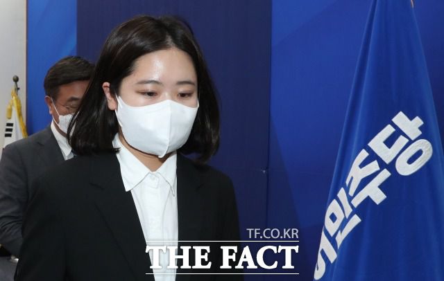 박지현 공동비상대책위원장은 13일 이준석 국민의힘 당대표의 성상납 의혹 징계를 촉구했다. 지난 12일 성비위 사건으로 제명된 박완주 의원과 관련해 민주당의 입장을 밝히고 공식 사과한 뒤 회견장을 나서고 있는 박 위원장. /이선화 기자