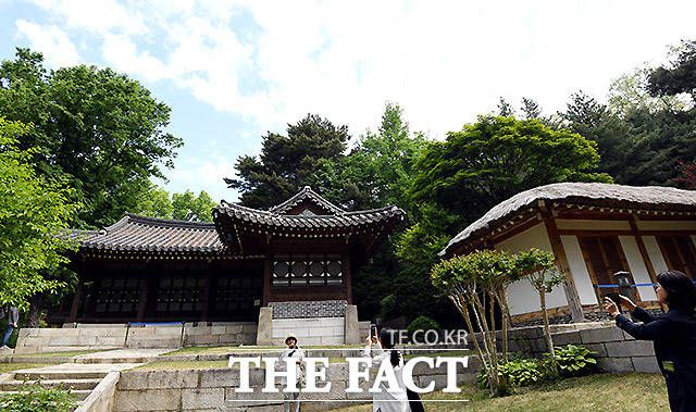 오운정 아래 산책로를 따라가면 침류각(枕流閣·서울시 유형문화재 제103호)이 있다.