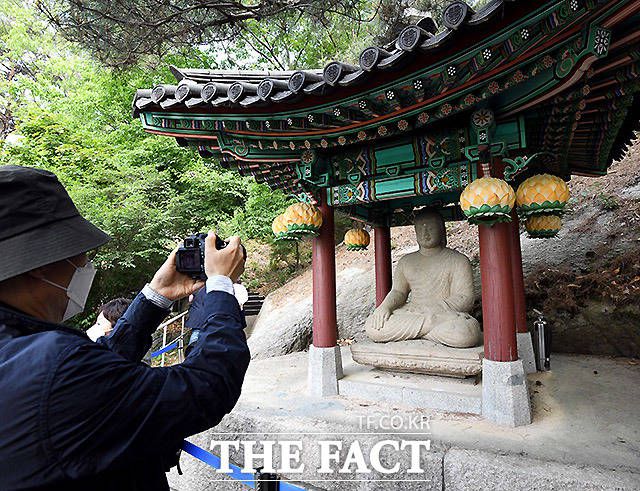 청와대 전면 개방 나흘째를 맞은 13일 오전 청와대를 찾온 시민들이 '미남불(경주 방영대좌 석조여래좌상)'을 관람하고 있다.