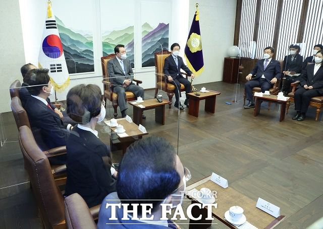 윤석열 대통령이 16일 오전 서울 여의도 국회 접견실에서 시정연설에 앞서 국회의장 및 여야 지도부 사전 환담을 하고 있다. /뉴시스