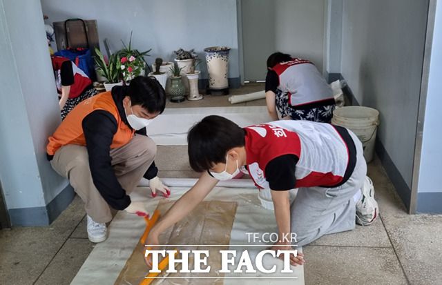 이번 집수리 봉사에는 한화손해보험 직원 13명과 희망브리지 봉사단 50명 등 총 63명이 참여했다.