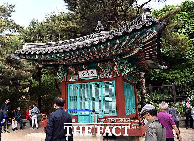 대통령 관저 쪽을 거닐다보면 조선시대 정자인 오운정(五雲亭·서울시 유형문화재 제102호)을 만날 수 있다.