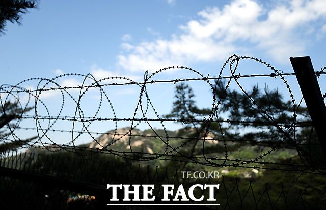 청와대에서 서쪽을 바라보면 철조망 뒤로 인왕산이 보인다.