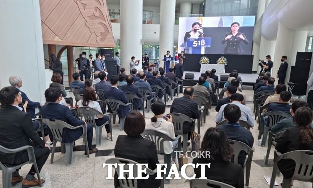 충남도는 18일 도청 로비에서 ‘제42주년 5·18 민주화운동 기념식’을 개최했다. / 내포 = 최현구 기자