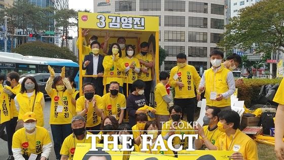 정의당 김영진 부산시장 후보도 이날 오전 수영구 교차로서 첫 유세에 나서 "4년 전 24년간 국민의힘이 독점해 온 부산 정치를 바꾸고자 더불어민주당을 선택한 부산시민의 기대와 바람은 물거품으로 끝났다"고 강조했다. /정의당 김영진 후보 캠프 제공.