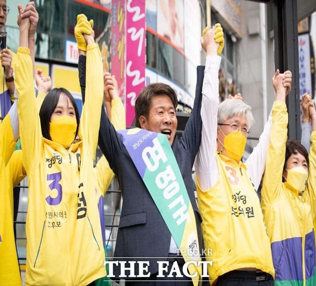 여영국 정의당 경남도지사 후보가 19일 창원 상남시장 사거리에서 출정식을 열고 필승 결의를 다졌다./여영국 후보 캠프 제공
