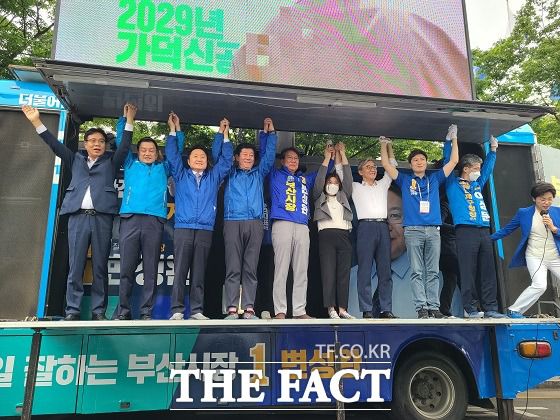 더불어민주당 변성완 부산시장 후보는 이날 오전 8시 부산시청 앞에서 출정식을 갖고 "저는 그 누구보다 부산을 사랑하고 시민들 마음을 이해하고 부산을 더 발전시킬 수 있는 사람이다. 노무현 전 대통령의 마지막 의정행정관이었다. (노무현의) 바보 정치를 배웠다. 결과는 바보가 아니었다"고 강조했다. /부산=조탁만 기자.