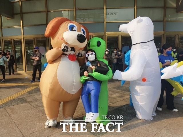 여야가 '민영화 공방'을 벌이고 있어 지방선거 판세를 흔들 어젠다가 될지 주목된다. 19일 노원구 유세현장에서 한 유권자는 '민영화'를 막기 위해 송 후보 유세 현장에 참여했다고 밝혔다. /박숙현 기자