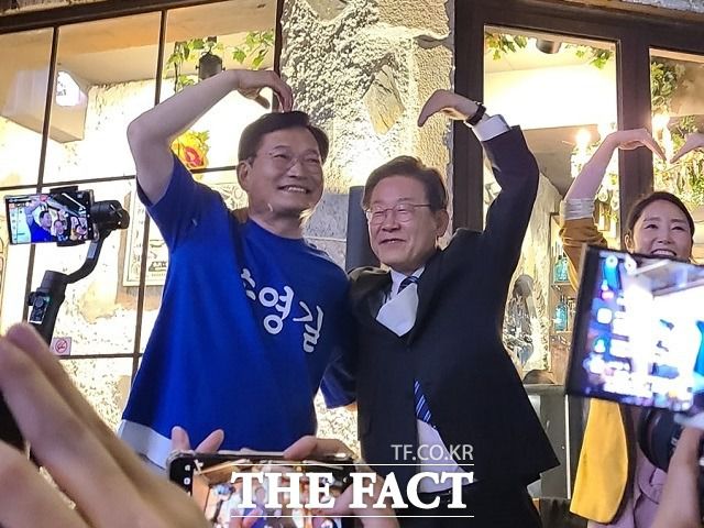 지난 16일 송 후보와 이 후보가 서울 홍대 인근에서 번개 모임을 가지고 있는 모습. /송다영 기자