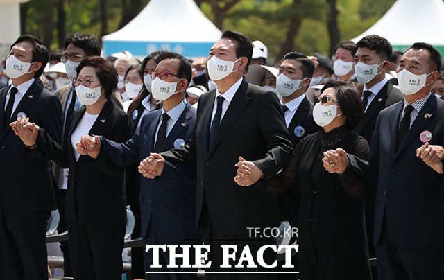 윤석열 대통령이 18일 광주 북구 국립 5·18 민주묘지에서 열린 5·18 민주화운동 기념식에서 '임을 위한 행진곡'을 제창하는 모습. 보수 정권 대통령으로선 첫 사례다. /뉴시스