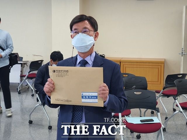 김동석 후보가 지난 12일 대전시선거관리위원회를 찾아 대전교육감 후보로 등록하고 있다. / 대전 = 김성서 기자