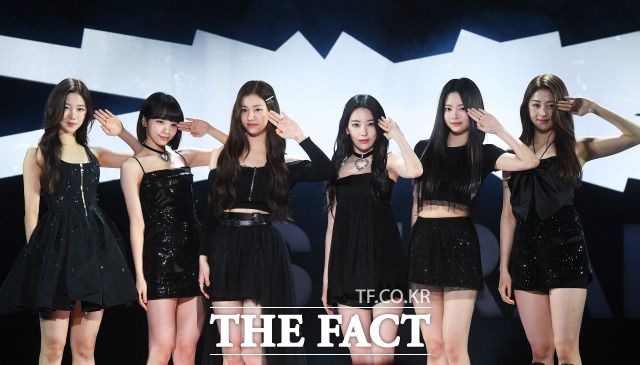 그룹 르세라핌 김가람(왼쪽에서 세 번째)의 학폭 의혹이 여전히 해소되지 않은 가운데, 결국 김가람을 제외한 5인 체제로 당분간 활동하기로 결정했다. /이동률 기자