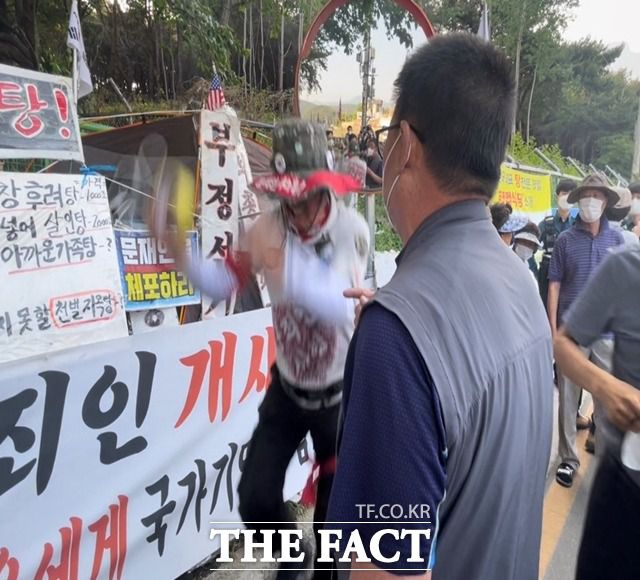 연일 문재인 전 대통령 사저 앞 도로에서 집회를 진행하는 보수단체 회원과 평산마을 이장이 대화를 나누고 있다./양산=강보금 기자