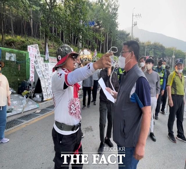 평산마을 이장과 대화를 나누던 보수단체 회원이 흥분해 욕설을 퍼붓고 있다./양산=강보금 기자