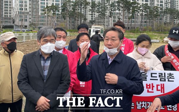 유정복 국민의힘 인천시장 후보가 23일 미추홀구 유세를 통해 원도심 개발을 공약을 발표하고 있다. /정복캠프 제공