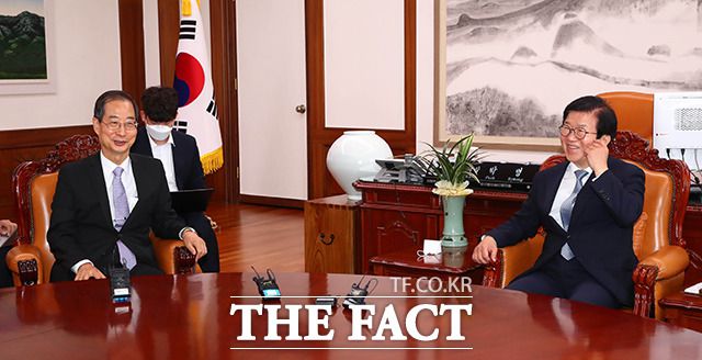 이날 한 총리는 국회를 찾아 박 의장과 여야 대표를 차례로 예방했다. 한 총리는 "행정부로서 국회와 협력이 제일 중요하다"고 강조했다. /국회=이선화 기자