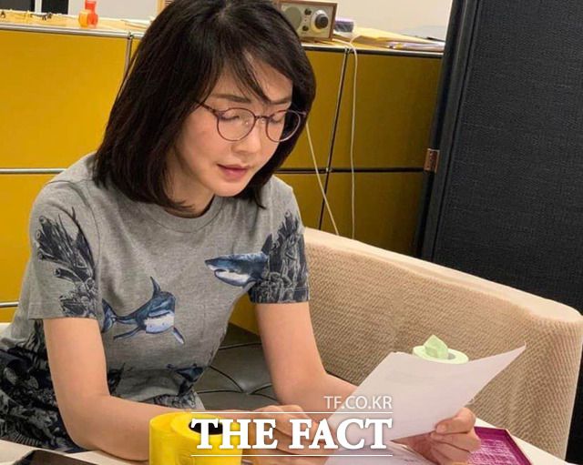 김 여사가 17일 서울 서초구 코바나콘텐츠에서 업무를 보고있는 가운데 팬에게 선물 받은 안경을 착용하고 있다. /강신업 변호사 페이스북 캡처