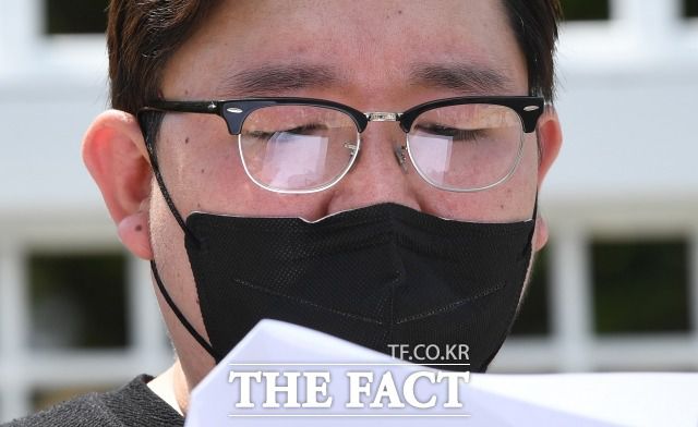 코로나19대응 전국자영업자비상대책위원회 김기홍 대표가 지난해 7월16일 오후 서울 종로구 세종대로 정부서울청사 앞에서 정부의 거리두기 4단계 조치에 대한 자영업단체 입장문을 발표하고 있다. /임영무 기자