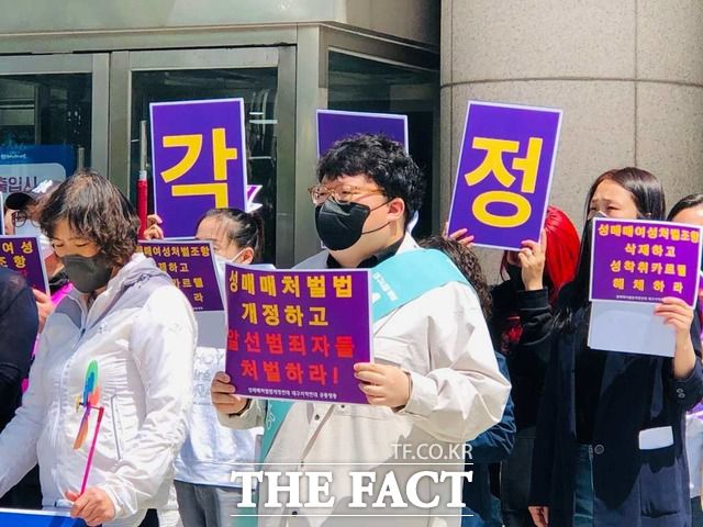 지난 10일 대구시청 앞에서 열린 '성매매처벌법 개정촉구 기자회견'에 참석한 기본소득당 신원호 대구시장 후보 / 대구 = 박성원 기자