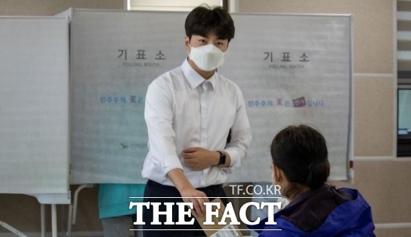 기본소득당 김한별 인천시장 후보가 27일 용현1·4동 행정복지센터에 마련된 사전투표소에서 투표를 진행하고 있다. /김한별 후보 캠프 제공