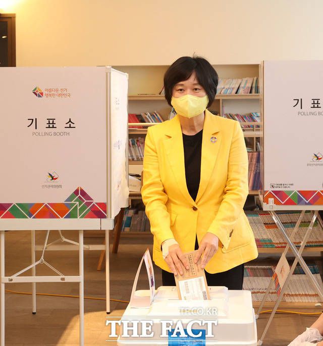 이정미 정의당 후보는 27일 인천 연수구 송도5동 e편한세상 송도아파트 내에 마련된 사전투표소에서 한 표를 행사했다./이정미 후보 캠프 제공