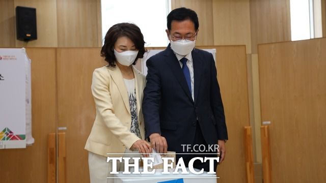 박남춘 더불어민주당 인천시장 후보가 27일 아내 최혜경씨와 인천 남동구 간석3동행정복지센터를 방문해 사전투표를 행사하고 있다./박남춘 후보 캠프 제공