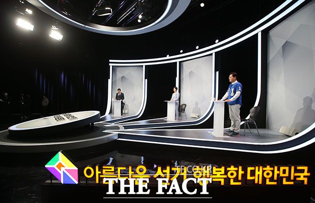 6.1 전국동시지방선거 서울시장 후보들이 26일 오후 서울 마포구 MBC에서 열린 TV 토론회에서 토론 준비를 하고 있다. 왼쪽부터 국민의힘 오세훈 후보, 정의당 권수정 후보, 더불어민주당 송영길 후보. /국회사진취재단