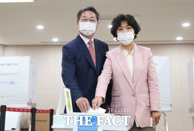 유정복 국민의힘 인천시장 후보가 27일 아내 최은영씨와 함께 인천 남동구 논현1동행정복지센터에 마련된 사전투표소에서 투표를 하고 있다./유정복 후보 캠프 제공