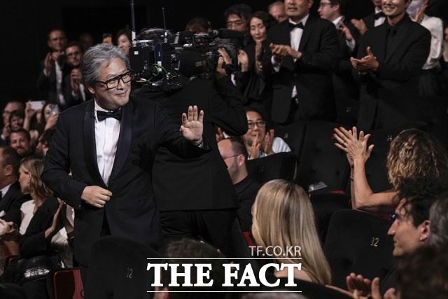 박찬욱 감독이 칸 국제영화제에서 자신을 향한 축하에 화답하고 있다. /칸=AP.뉴시스