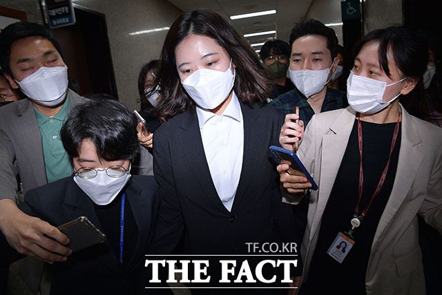 박지현 더불어민주당 공동비상대책위원장이 2일 오전 서울 여의도 국회에서 비대위 총사퇴를 발표한 후 국회를 나서고 있다. /국회=남윤호 기자