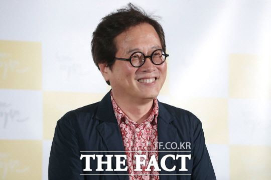 윤석열 대통령의 배우자 김건희 여사의 명품브랜드 '디올'(Dior) 의상 논란이 확산하는 가운데 맛 칼럼니스트 황교익 씨는 김 여사 측이 확실한 대답을 내놔야 한다고 지적했다. /더팩트 DB