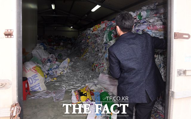 서울 강북구의 한 창고에 선거 현수막을 비롯한 각종 폐현수막이 쌓여 있다.