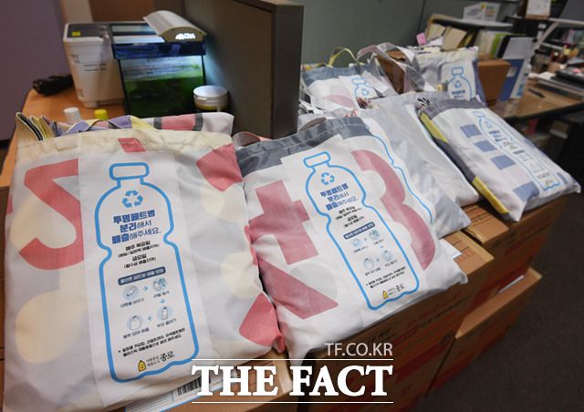 종로구는 올해 대선 이후 폐현수막을 활용해 장바구니를 만드는 재활용 사업을 추진했다. 종로구청 청소행정과에 폐현수막 재활용업체 '녹색발전소'에 의뢰해 만들어진 장바구니가 놓여 있다.