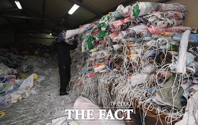 제20대 대통령선거 이후 2주가 지난 3월 23일 서울 강북구의 한 창고에 이번 대선에 사용된 선거 현수막을 비롯한 각종 폐현수막이 쌓여 있다.
