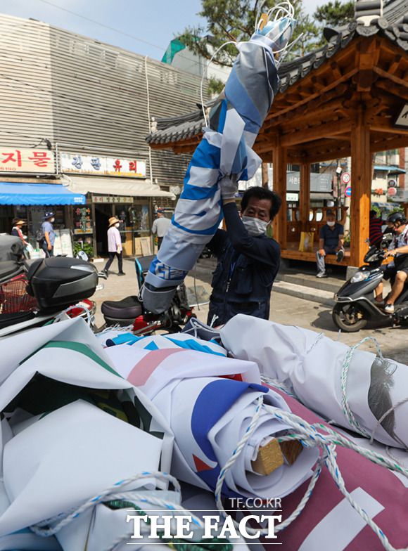 제8회 전국동시지방선거 다음 날인 6월 2일 오후 서울 종로구 통인시장 일대에서 종로구청 관계자들이 선거 현수막을 철거하고 있다. /뉴시스