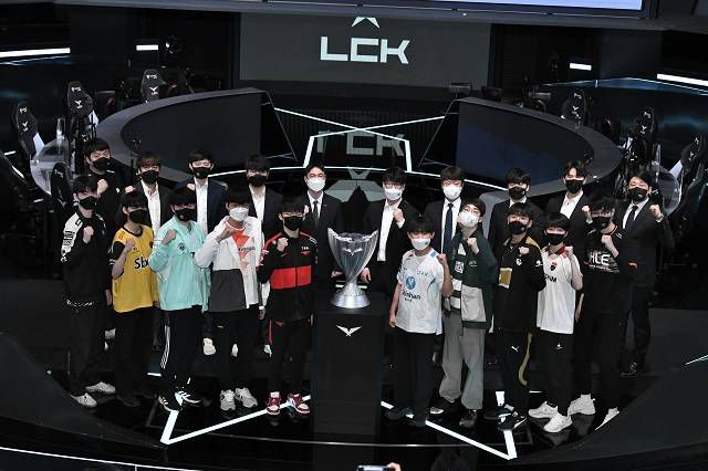 8일 오후 서울 종로구 LCK아레나에서 '2022 LCK 서머' 개막 미디어데이가 열린 가운데 10개 팀 감독과 대표 선수들이 포즈를 취하고 있다. /LCK 제공