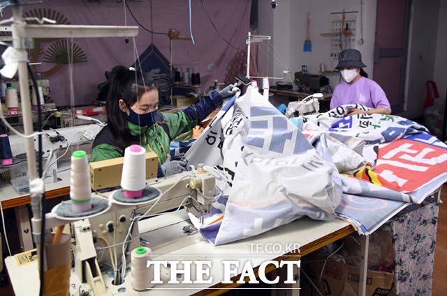 서울 강북구에 위치한 비영리단체 '나그네다문화센터'에서 직원들이 구에서 의뢰받은 폐현수막을 이용해 마대자루를 만들고 있다.