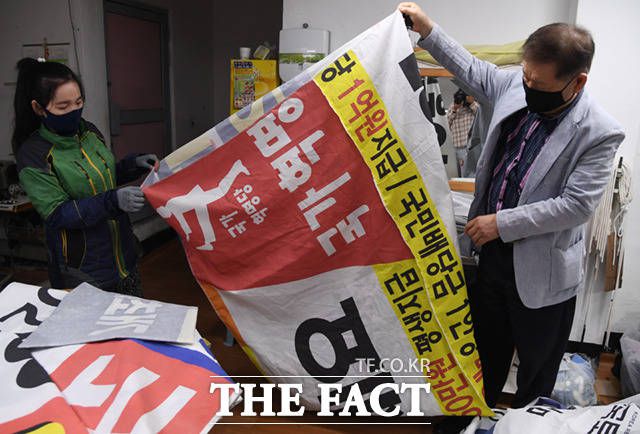 허재만 '나그네다문화센터' 대표(오른쪽)와 직원들이 폐 현수막을 활용해 만든 마대자루를 살피고 있다. 강북구는 지속적으로 폐현수막을 재활용해 왔다. 장바구니와 마대자루는 2019년부터 전통시장에서 1회용 비닐봉투 대신 제공, 지난해에는 3250개의 장바구니와 2000개의 마대를 제작해 전통시장, 새마을부녀회 및 동 주민센터 등에 홍보용으로 제공했다. 올해 환경부에서 주관한 '폐현수막 재활용사업계획 평가'에서 전국 최우수 자치구로 선정되기도 했다.
