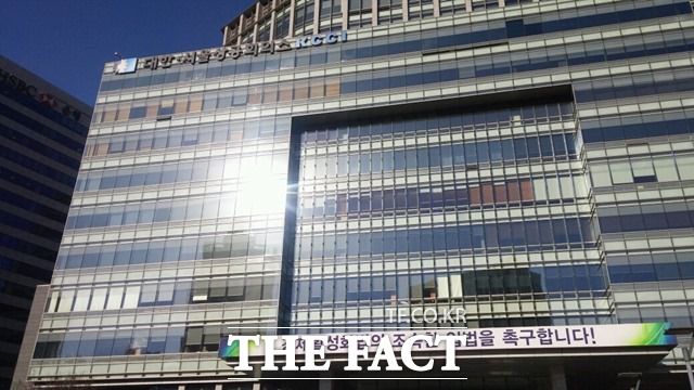 대한상공회의소는 9일 합리적 이유 없는 임금피크제는 무효라는 대법원 판결로 인해 혼란을 겪고 있는 기업을 지원하기 위한 긴급 설명회를 열었다. /더팩트 DB