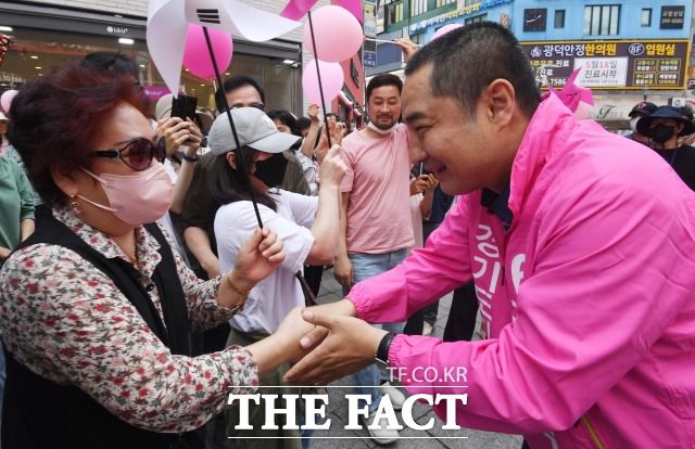 강용석 당시 경기도지사 무소속 후보가 지난 5월 20일 오후 경기 군포시 산본 중심상가 일대에서 유세를 하며 지지자들과 인사하는 모습. 강 변호사는 김은혜 국민의힘 후보의 낙선 책임론에 대해 선을 그었다. /이새롬 기자