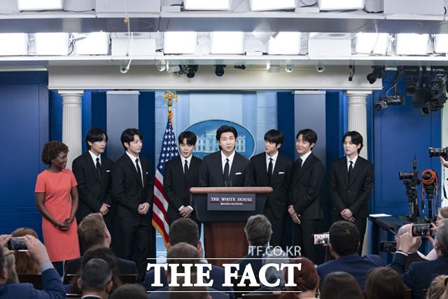 그룹 방탄소년단(BTS)이 지난달 31일(현지시간) 백악관 기자실에서 발언하고 있다. BTS는 조 바이든 대통령과의 면담에 앞서 기자실에서 '반 아시안 증오범죄'에 대한 견해를 밝혔다. /백악관 트위터