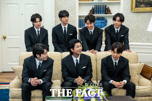 방탄소년단(BTS)이 지난달 31일(현지시간) 미국 백악관에서 조 바이든 미국 대통령(왼쪽에서 네 번째)을 만나 '반(反) 아시안 증오범죄 대응 방안'에 대해 논의했다. /백악관 트위터