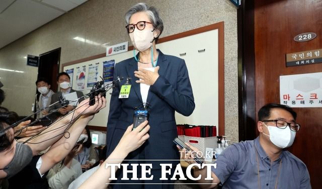 이양희 국민의힘 윤리위원장이 22일 오후 서울 여의도 국회에서 이준석 대표의 '성 상납 의혹' 관련 징계를 논의하기 위해 회의장으로 들어가기에 앞서 취재진과 인터뷰하는 모습. /국회=이선화 기자