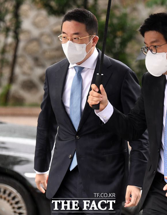 구광모 LG그룹 회장이 결혼식 참석을 위해 이동하고 있다. /이새롬 기자