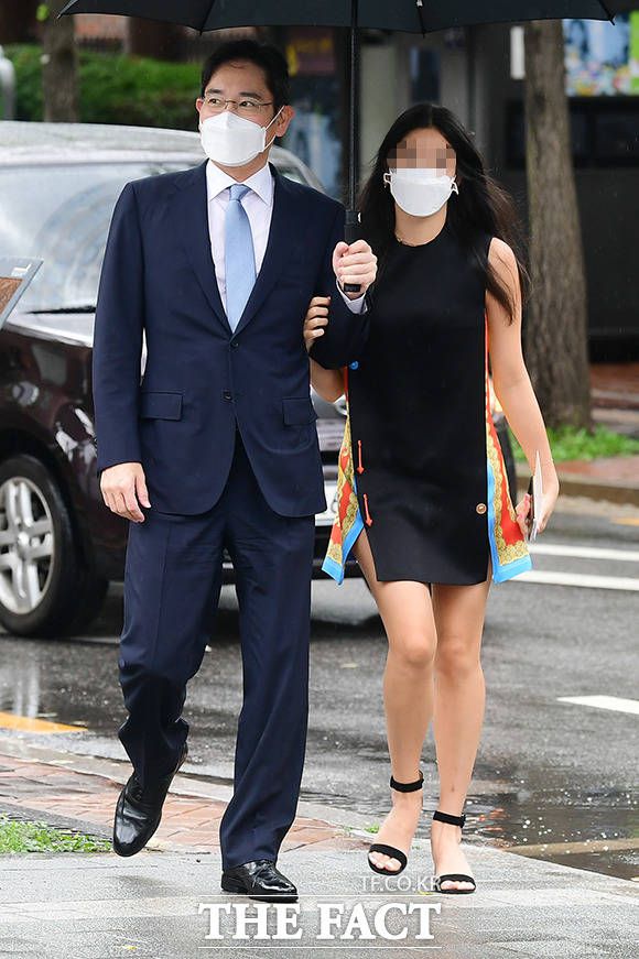 이재용 삼성전자 부회장과 딸 원주 씨가 결혼식에 참석하고 있다. /임영무 기자